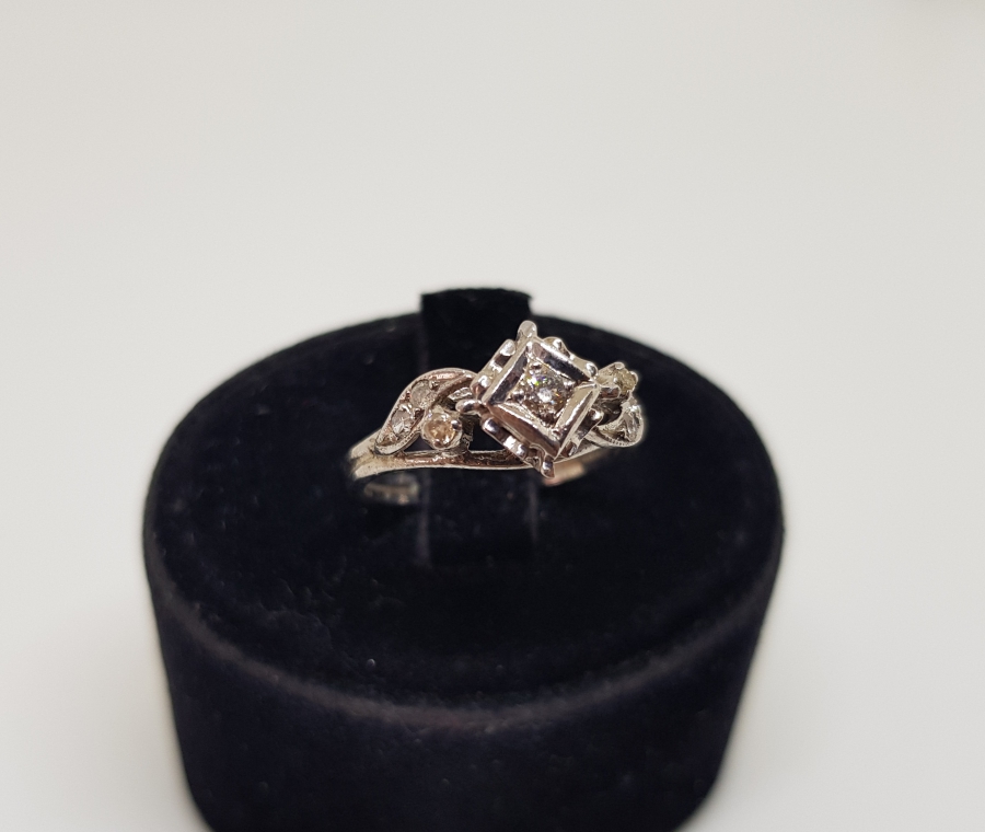 KARE MODEL PIRLANTA TAŞLI YÜZÜK