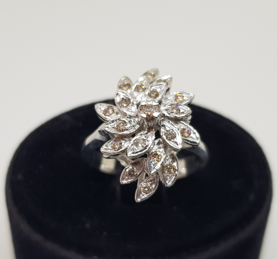 PIRLANTA TAŞLI RÜZGARGÜLÜ MODEL YÜZÜK