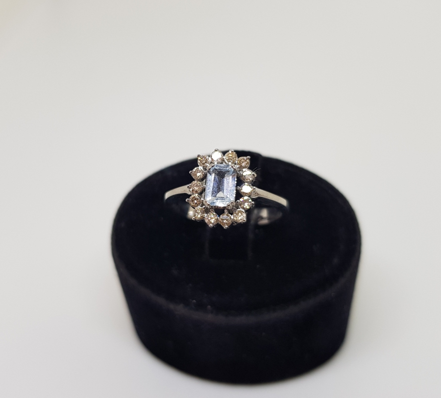 PIRLANTA TAŞLARLA SÜSLÜ BAGET MODELİ YÜZÜK