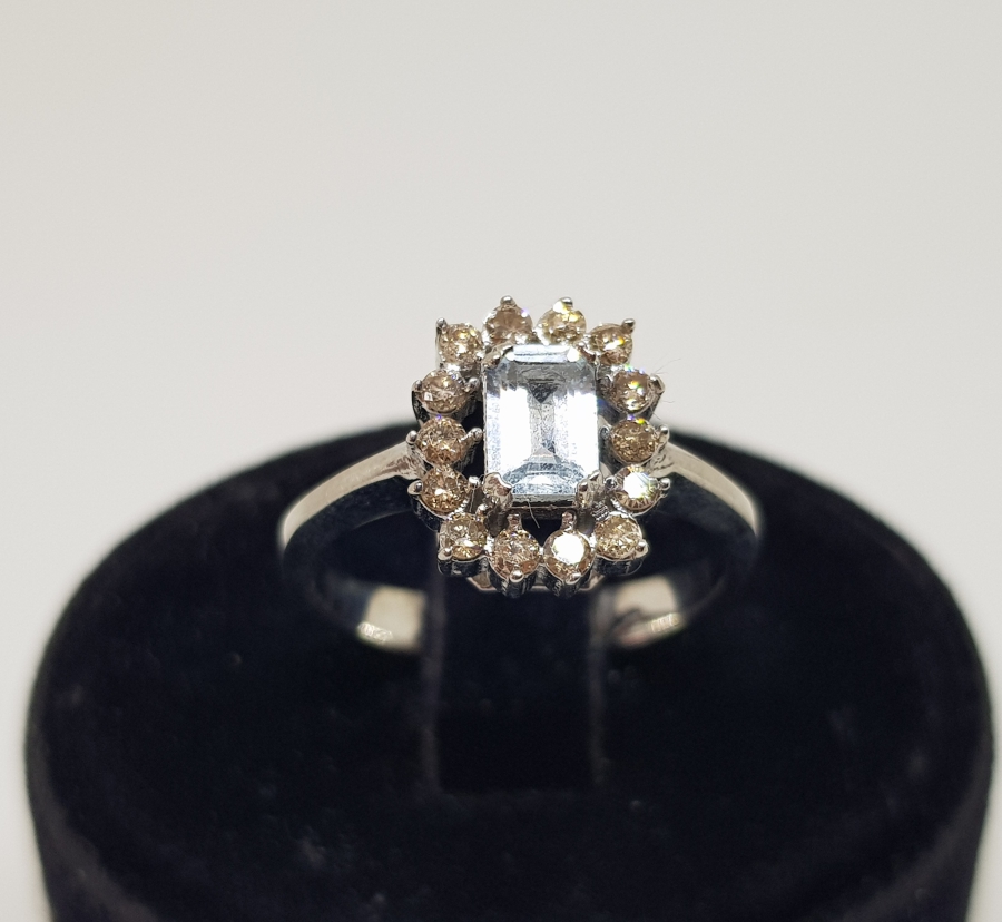 PIRLANTA TAŞLARLA SÜSLÜ BAGET MODELİ YÜZÜK