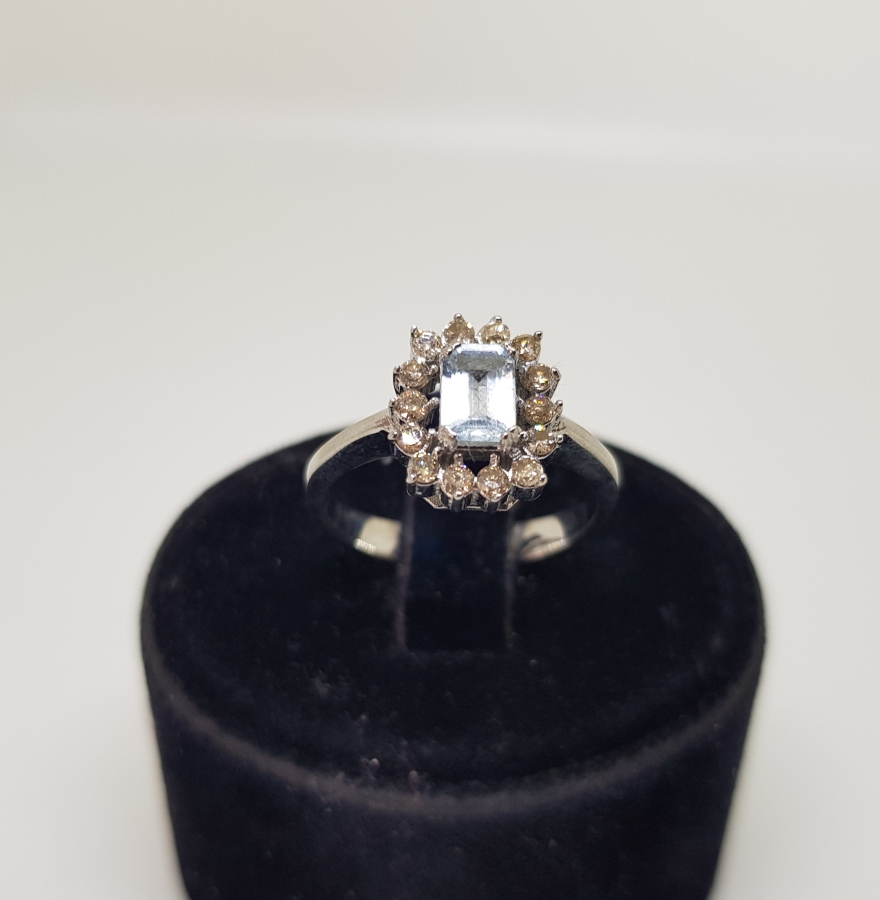 PIRLANTA TAŞLARLA SÜSLÜ BAGET MODELİ YÜZÜK