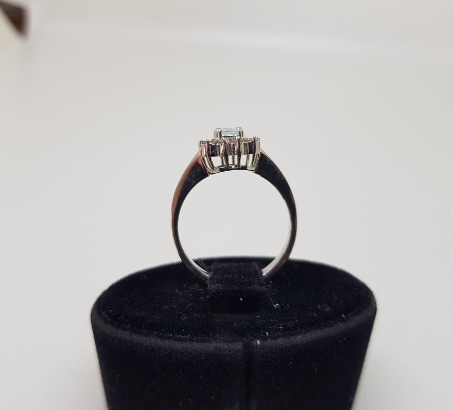 PIRLANTA TAŞLARLA SÜSLÜ BAGET MODELİ YÜZÜK