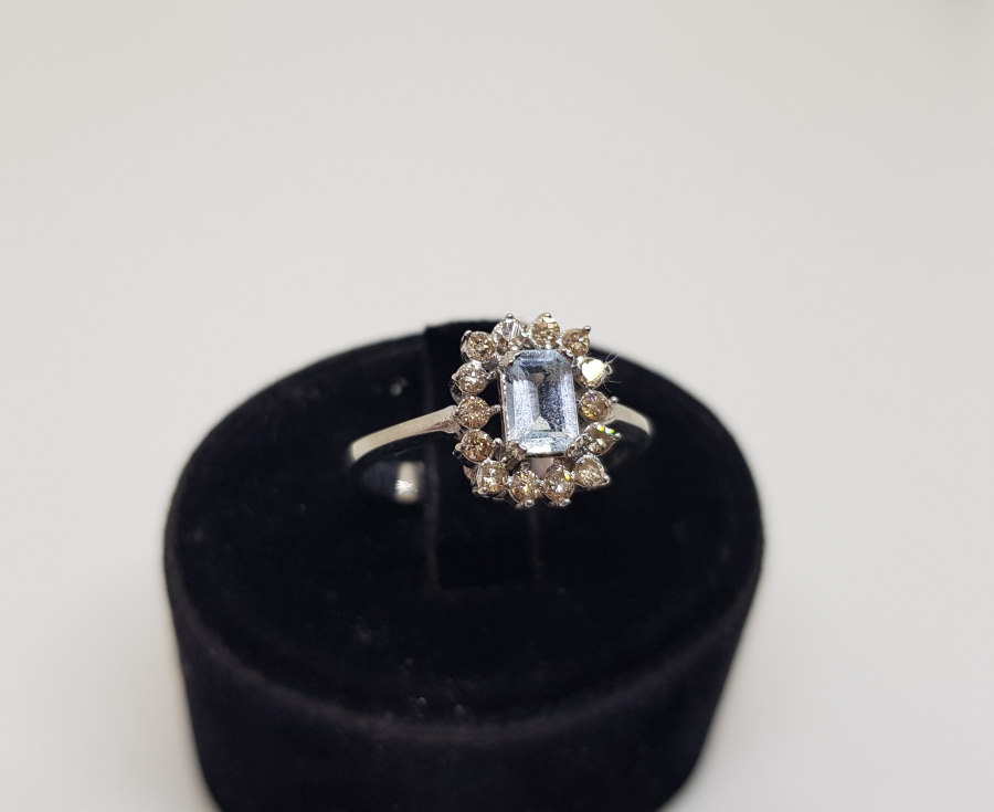 PIRLANTA TAŞLARLA SÜSLÜ BAGET MODELİ YÜZÜK