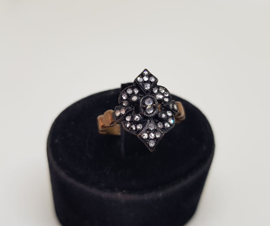 ELMAS TAŞLARLA SÜSLÜ KABARTMA İŞÇİLİKLİ YÜZÜK