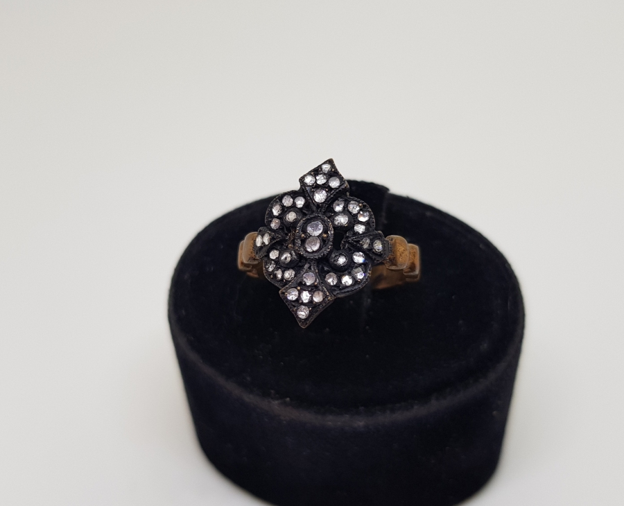 ELMAS TAŞLARLA SÜSLÜ KABARTMA İŞÇİLİKLİ YÜZÜK