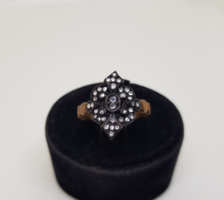 ELMAS TAŞLARLA SÜSLÜ KABARTMA İŞÇİLİKLİ YÜZÜK