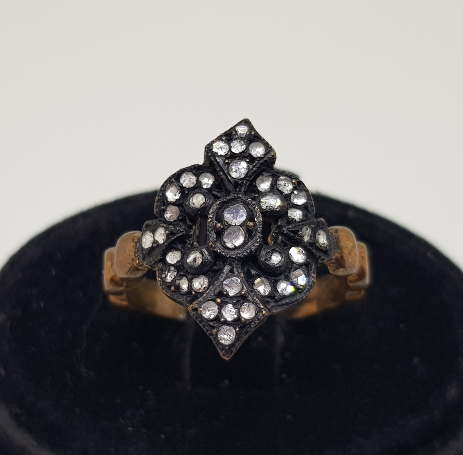 ELMAS TAŞLARLA SÜSLÜ KABARTMA İŞÇİLİKLİ YÜZÜK