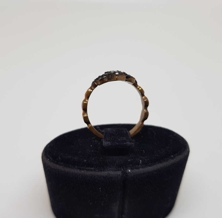 ELMAS TAŞLARLA SÜSLÜ KABARTMA İŞÇİLİKLİ YÜZÜK