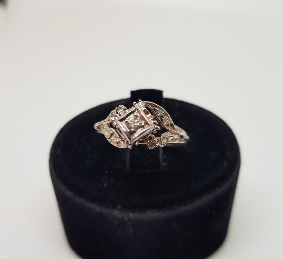 YARIM SALYANGOZ MODELİ PIRLANTA TAŞLI YÜZÜK