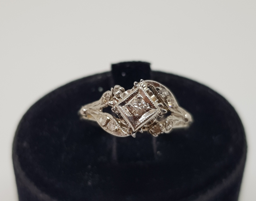 YARIM SALYANGOZ MODELİ PIRLANTA TAŞLI YÜZÜK