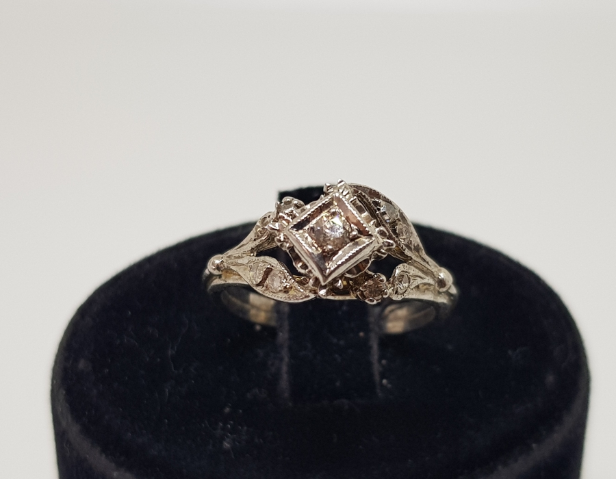 YARIM SALYANGOZ MODELİ PIRLANTA TAŞLI YÜZÜK