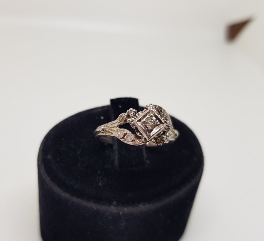 YARIM SALYANGOZ MODELİ PIRLANTA TAŞLI YÜZÜK