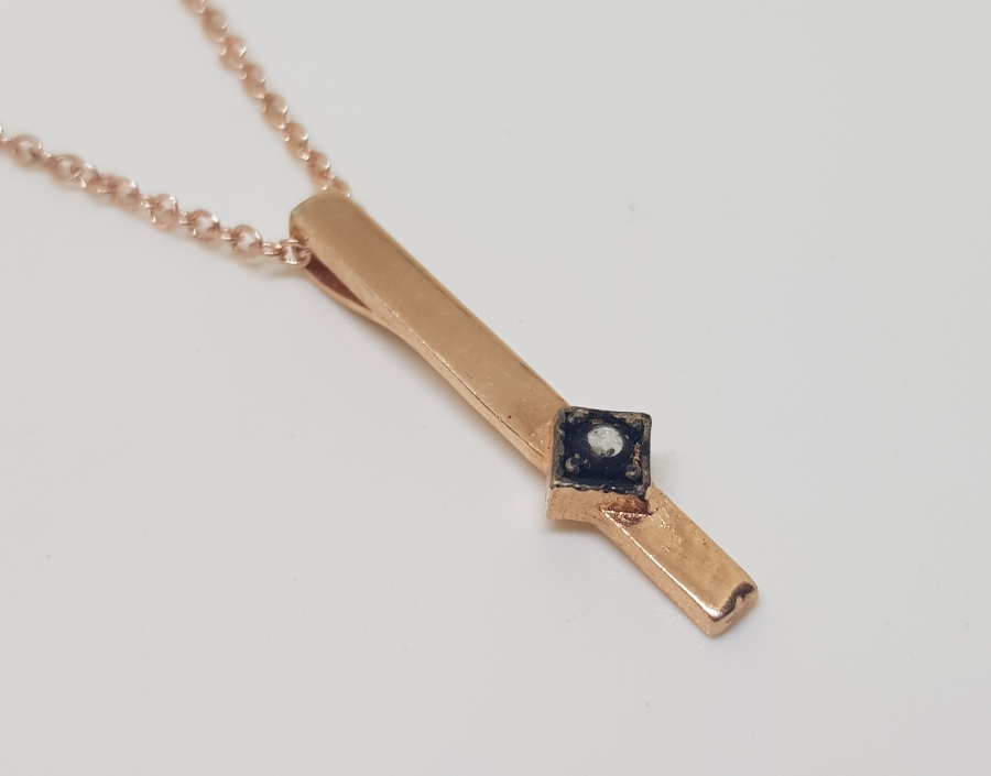 KRAVAT İĞNESİ FORMUNDA TEK ELMAS TAŞLI KOLYE