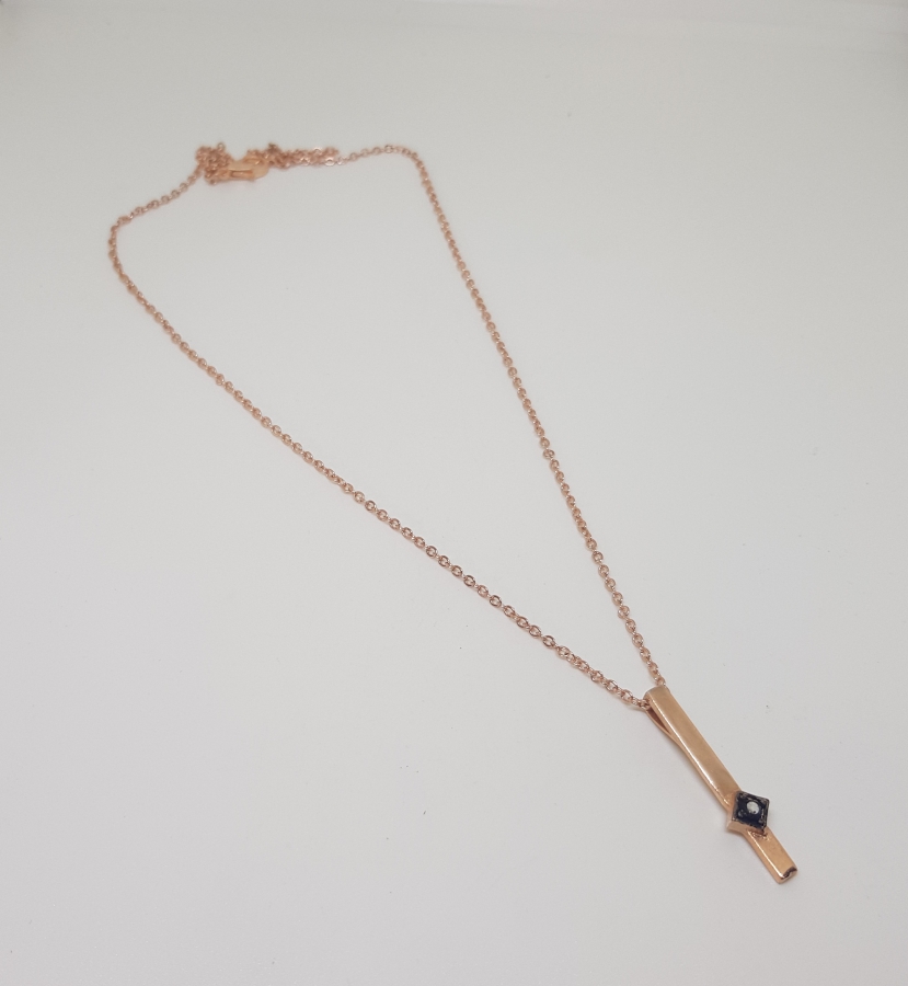 KRAVAT İĞNESİ FORMUNDA TEK ELMAS TAŞLI KOLYE