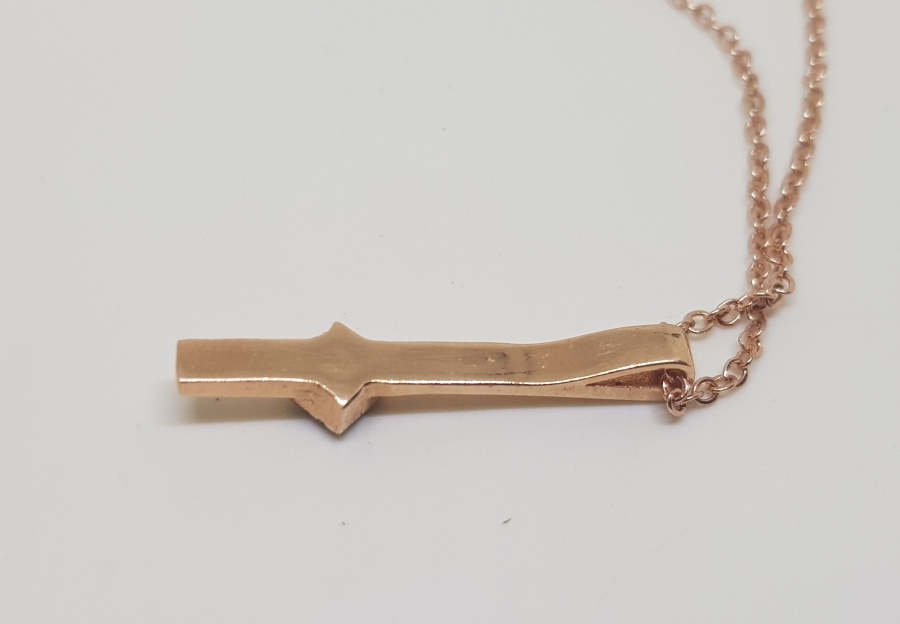 KRAVAT İĞNESİ FORMUNDA TEK ELMAS TAŞLI KOLYE