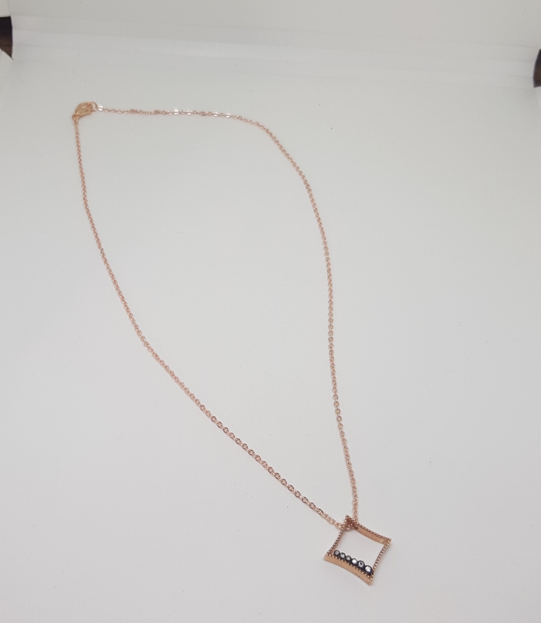 ELMAS TAŞLI KARE MODEL KOLYE