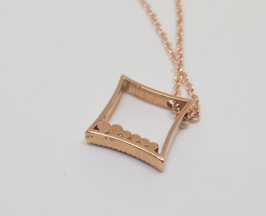 ELMAS TAŞLI KARE MODEL KOLYE