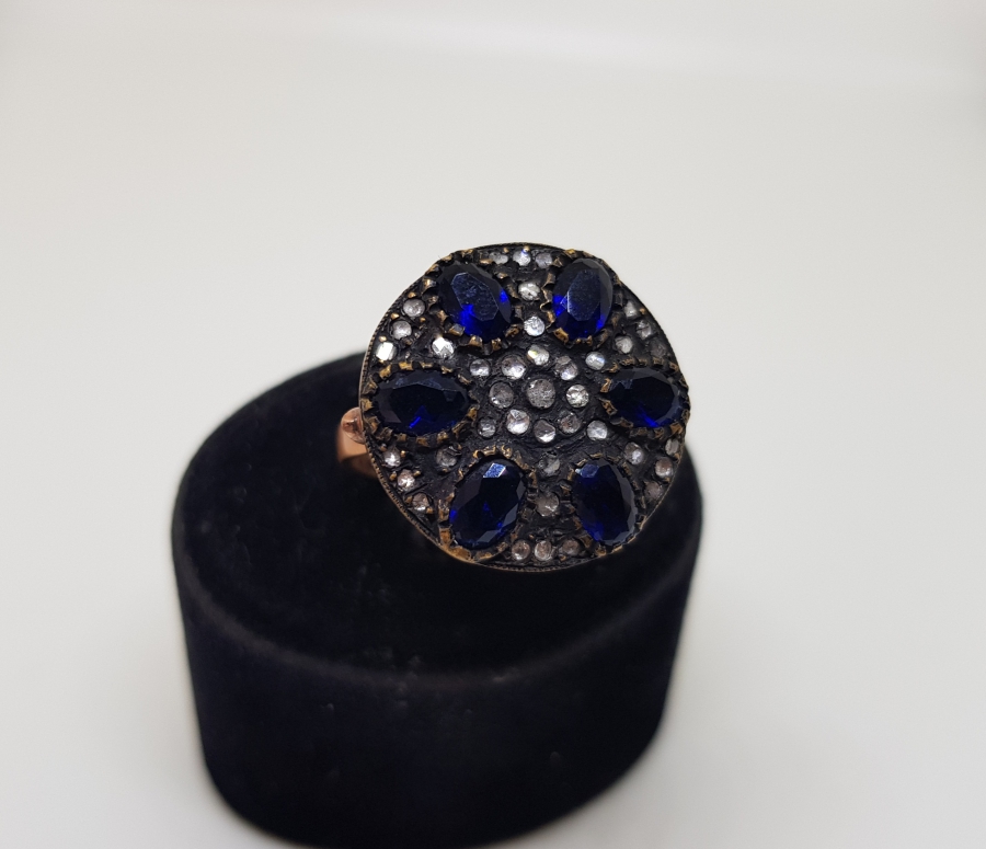 ELMAS VE SAFİR TAŞLI DAİRE İÇİNDE ÇİÇEK MOTİFLİ YÜZÜK