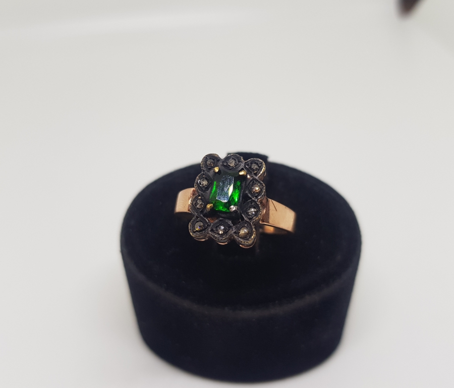 ELMAS VE ZÜMRÜT TAŞLI KARE MODEL YÜZÜK