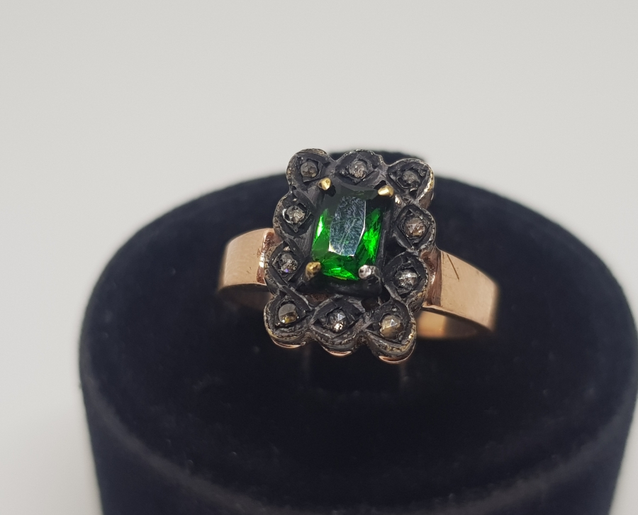 ELMAS VE ZÜMRÜT TAŞLI KARE MODEL YÜZÜK