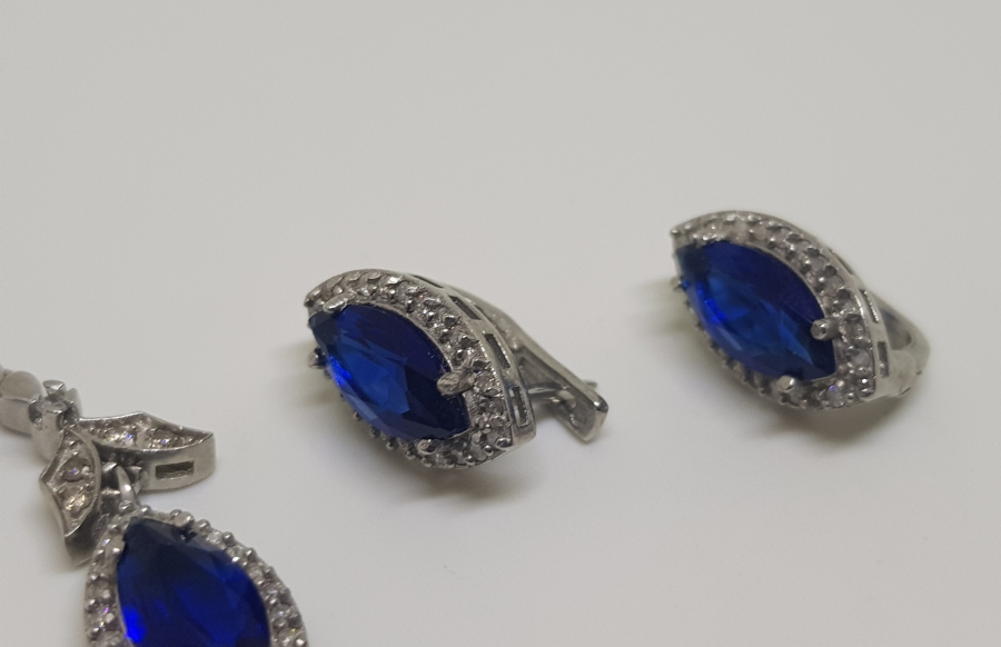 PIRLANTA VE SAFİR TAŞLI KOLYE KÜPE TAKIMI