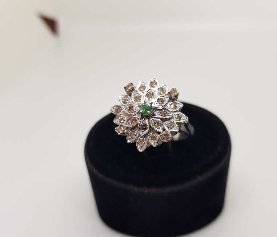 BÜYÜK ÇİÇEK MODEL PIRLANTA VE ZÜMRÜT TAŞLI YÜZÜK