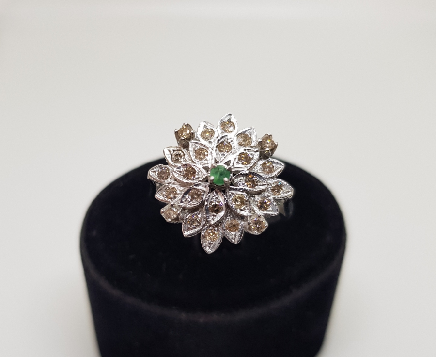 BÜYÜK ÇİÇEK MODEL PIRLANTA VE ZÜMRÜT TAŞLI YÜZÜK