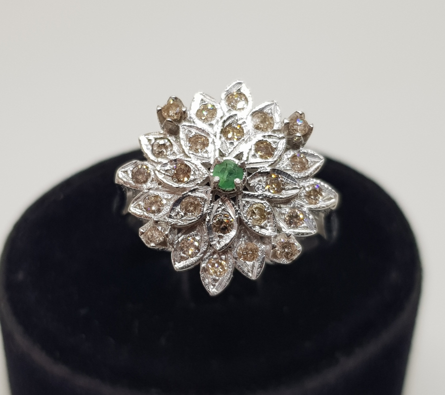 BÜYÜK ÇİÇEK MODEL PIRLANTA VE ZÜMRÜT TAŞLI YÜZÜK