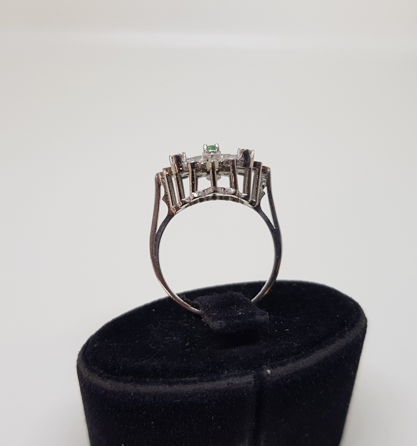 BÜYÜK ÇİÇEK MODEL PIRLANTA VE ZÜMRÜT TAŞLI YÜZÜK