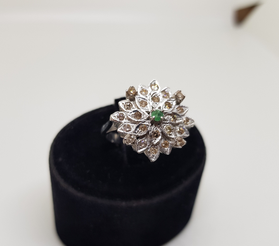 BÜYÜK ÇİÇEK MODEL PIRLANTA VE ZÜMRÜT TAŞLI YÜZÜK