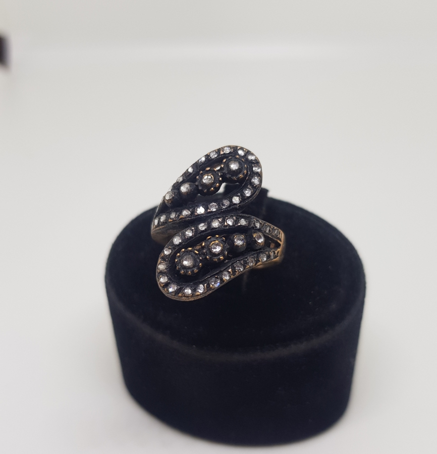 YILAN BAŞI MODELİ ELMAS TAŞLI YÜZÜK