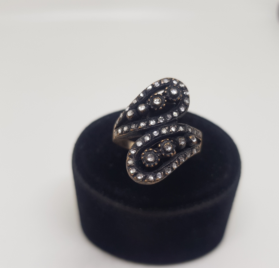 YILAN BAŞI MODELİ ELMAS TAŞLI YÜZÜK