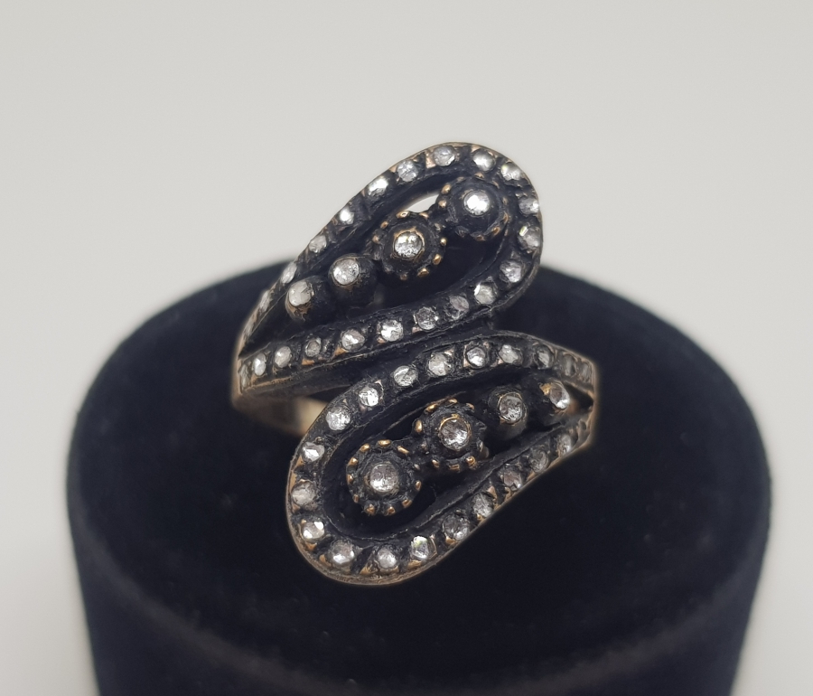 YILAN BAŞI MODELİ ELMAS TAŞLI YÜZÜK