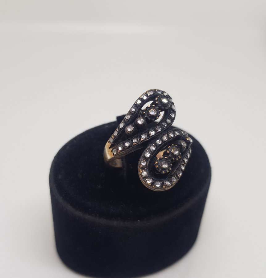 YILAN BAŞI MODELİ ELMAS TAŞLI YÜZÜK