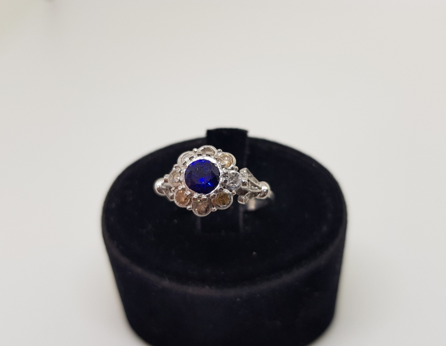 SAFİR VE PIRLANTA TAŞLI PAPATYA MODELİ YÜZÜK