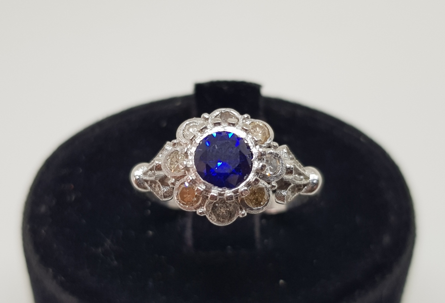 SAFİR VE PIRLANTA TAŞLI PAPATYA MODELİ YÜZÜK