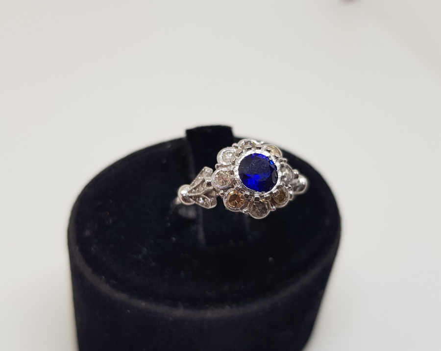 SAFİR VE PIRLANTA TAŞLI PAPATYA MODELİ YÜZÜK