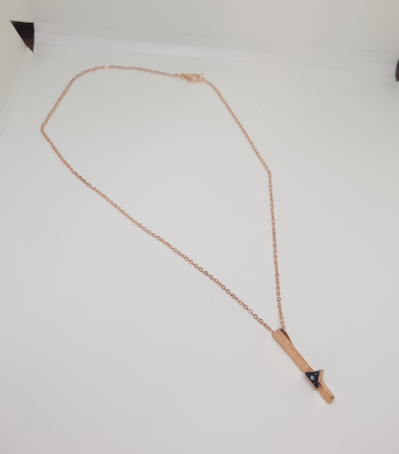 ELMAS TAŞLI ÜÇGENLİ MODEL KOLYE