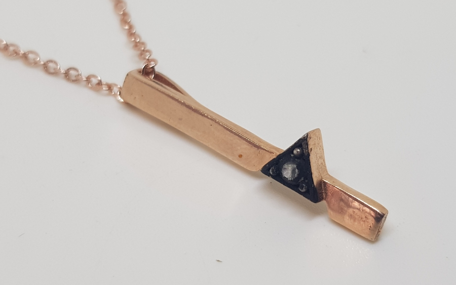 ELMAS TAŞLI ÜÇGENLİ MODEL KOLYE