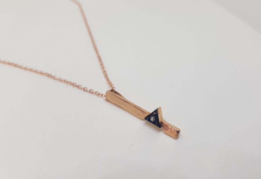 ELMAS TAŞLI ÜÇGENLİ MODEL KOLYE