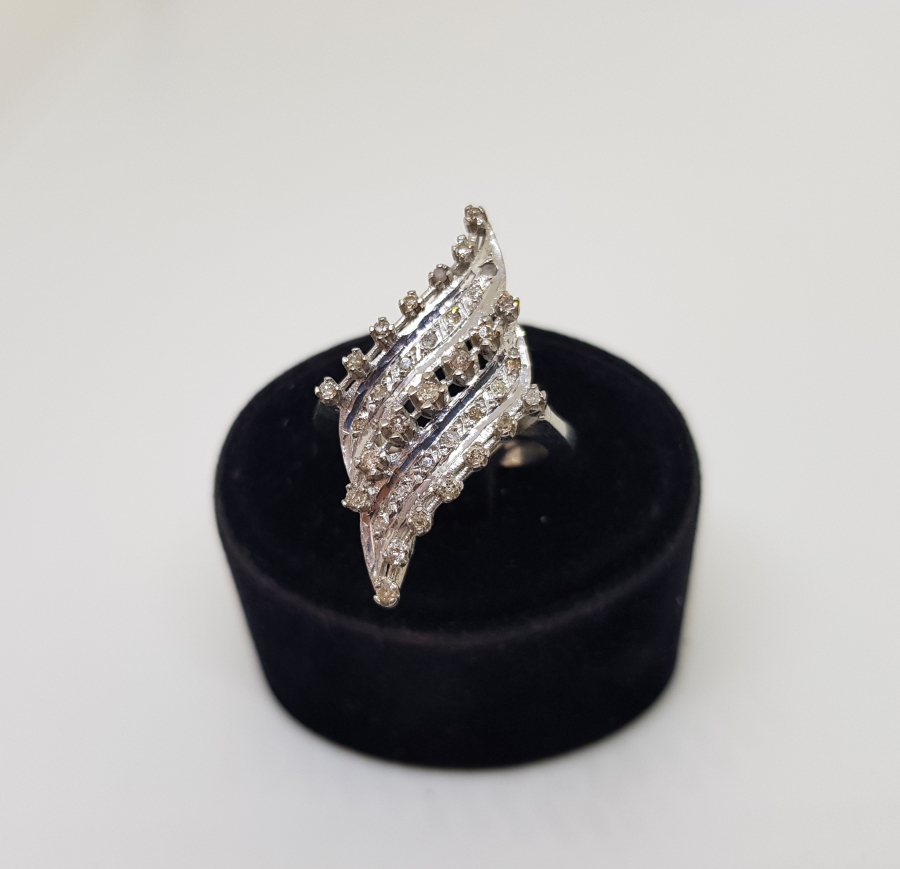 BÜYÜK TARAK MODELİ PIRLANTA TAŞLI YÜZÜK