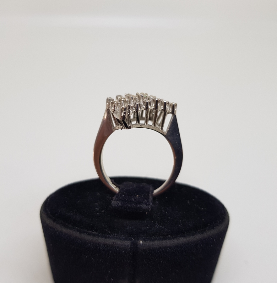 BÜYÜK TARAK MODELİ PIRLANTA TAŞLI YÜZÜK