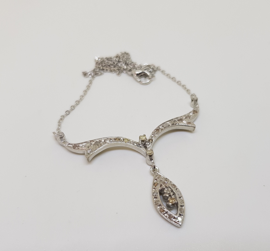 DALLI MEKİK MODELİ PIRLANTA TAŞLI GERDANLIK