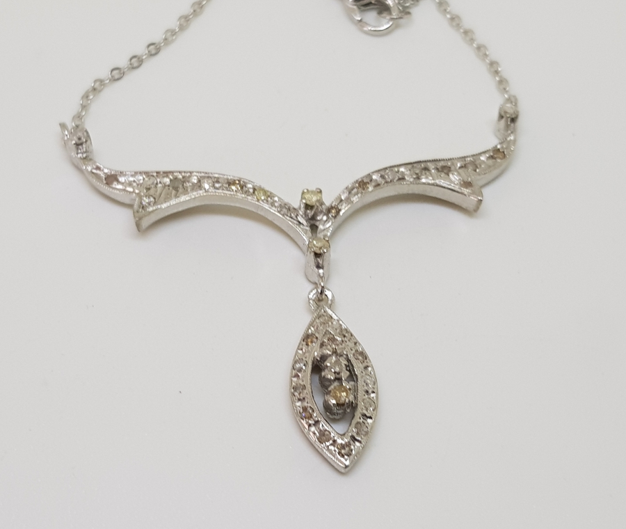 DALLI MEKİK MODELİ PIRLANTA TAŞLI GERDANLIK