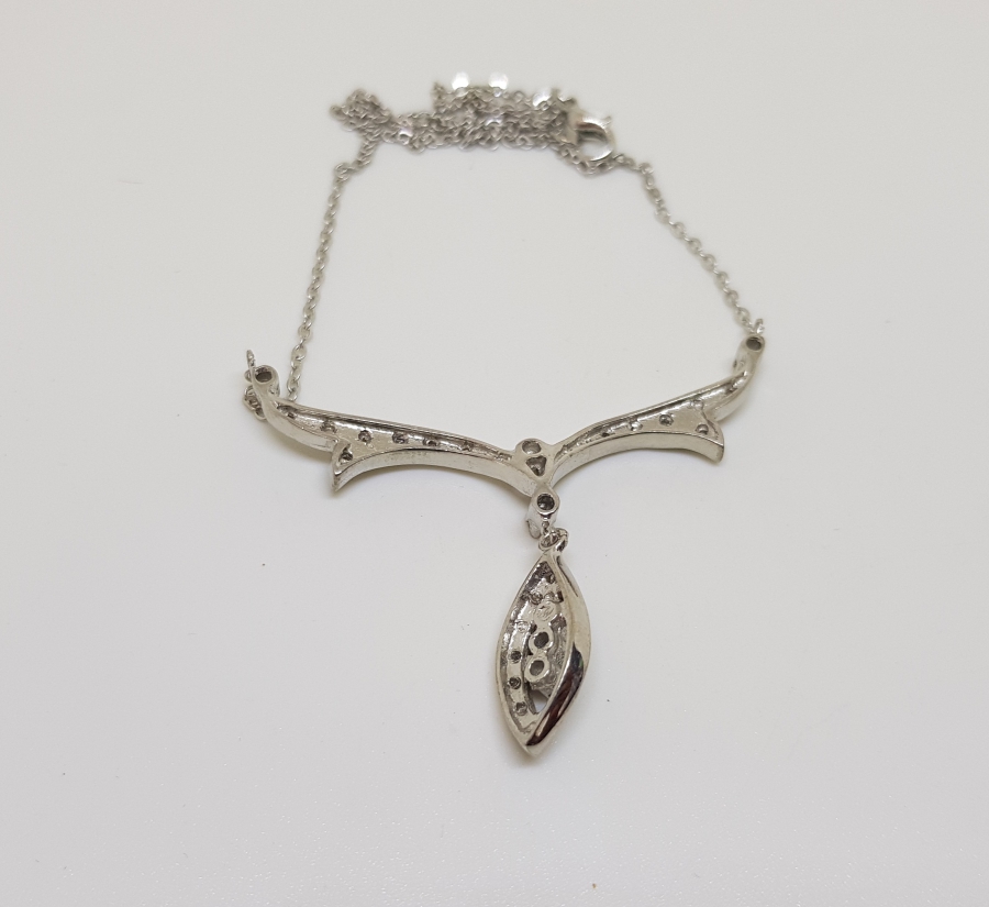 DALLI MEKİK MODELİ PIRLANTA TAŞLI GERDANLIK