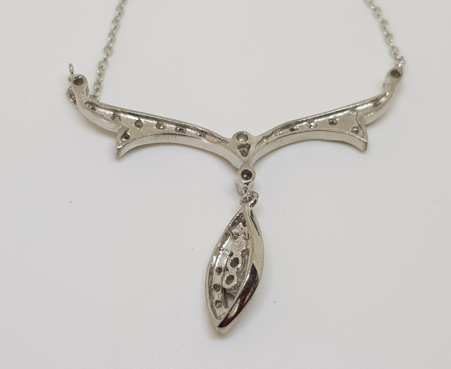 DALLI MEKİK MODELİ PIRLANTA TAŞLI GERDANLIK