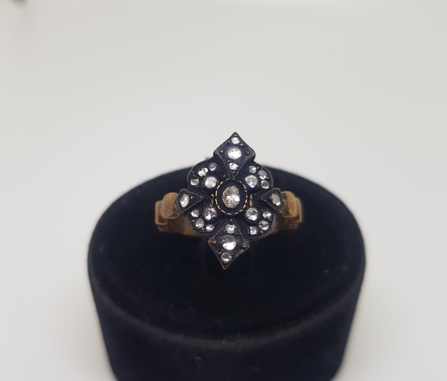 KARNİK ÇİÇEĞİ MODELİ ELMAS TAŞLI YÜZÜK