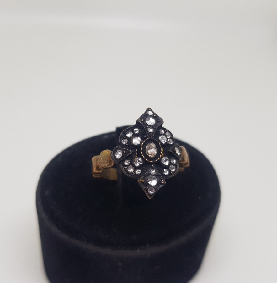 KARNİK ÇİÇEĞİ MODELİ ELMAS TAŞLI YÜZÜK