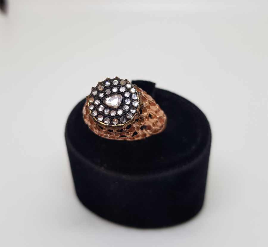 ORTASINDA DAMLA FORMUNDA ELMAS TAŞ BULUNAN DİVANHANE ÇİVİSİ MODELİ YÜZÜK