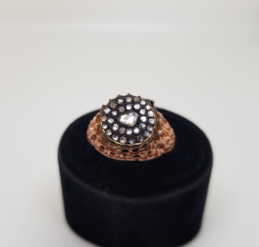 ORTASINDA DAMLA FORMUNDA ELMAS TAŞ BULUNAN DİVANHANE ÇİVİSİ MODELİ YÜZÜK